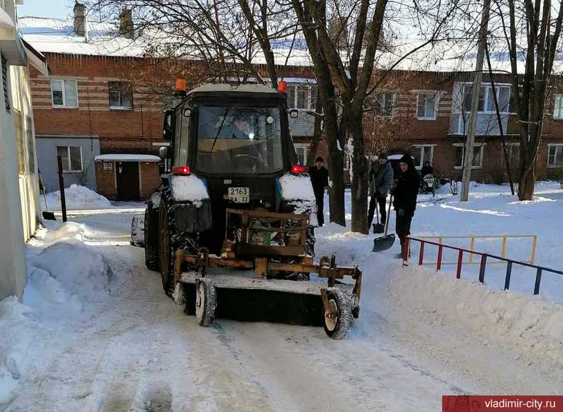 Управляющие организации Владимира продолжают очистку дворов от снега