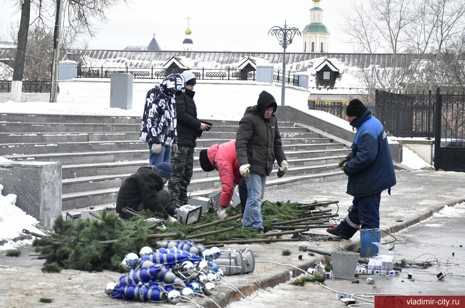 Продолжается новогоднее оформление улиц и площадей Владимира 