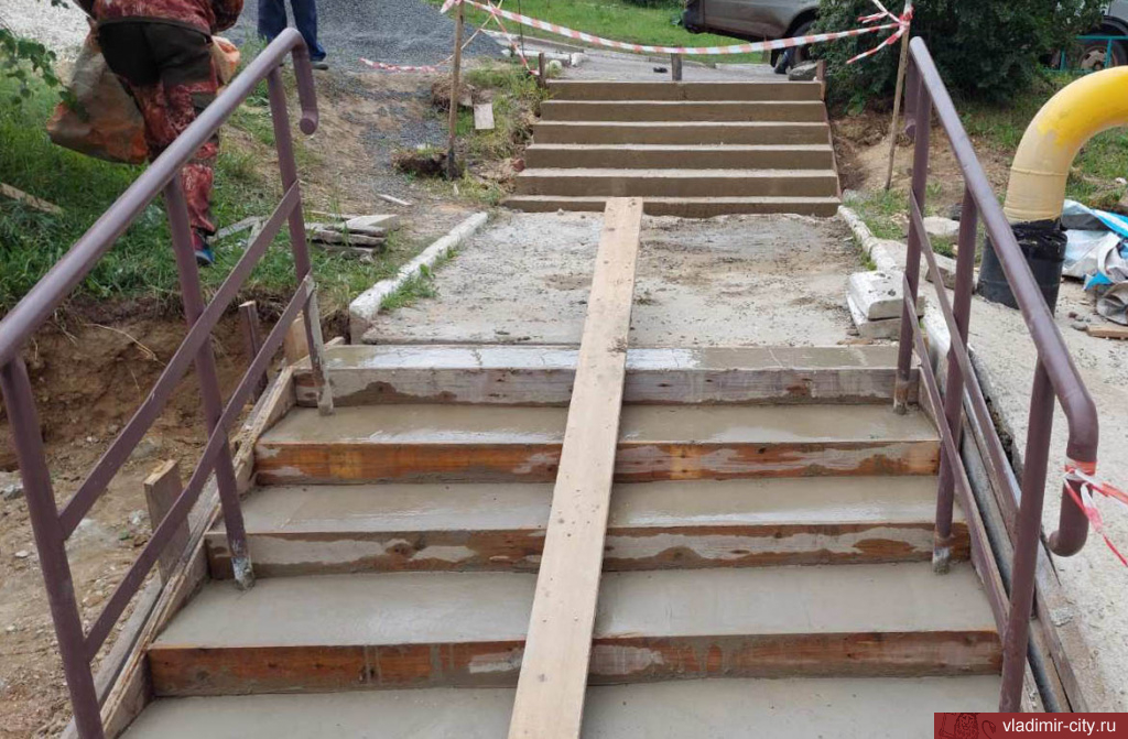 На ул. Пугачева завершается ремонт лестницы