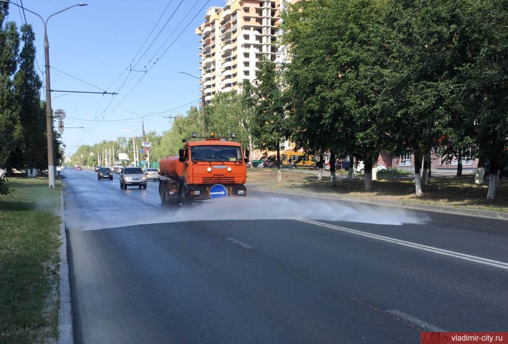 Полив городских магистралей Владимира спасает асфальт от деформации