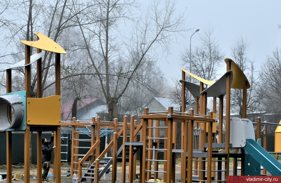 В Центральном парке на улице Мира завершают монтаж детского городка