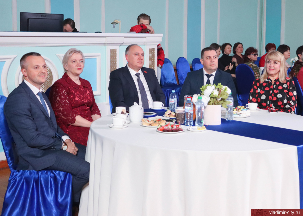 Дмитрий Наумов и Николай Толбухин поздравили владимирских мам