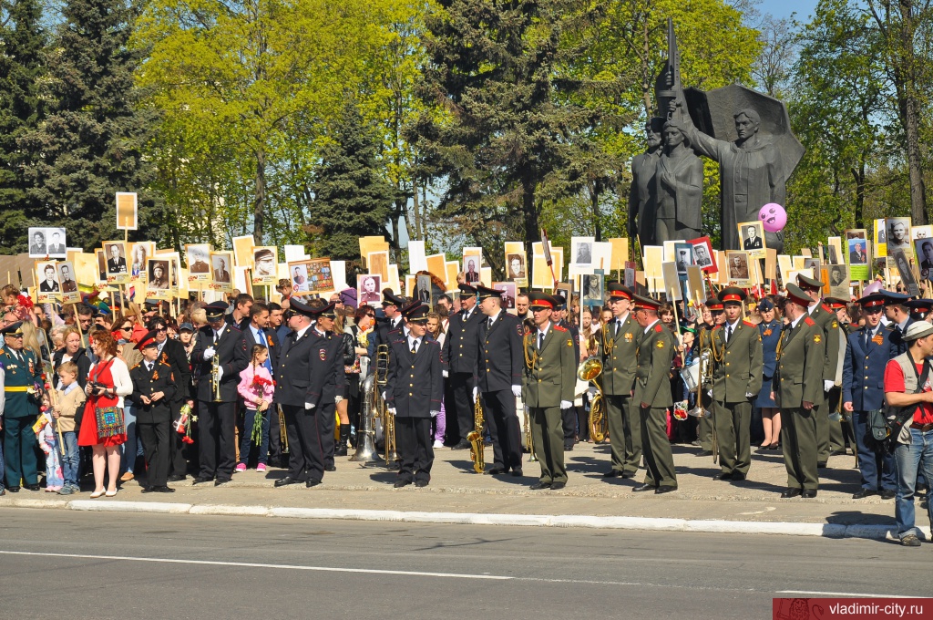 Участники "Бессмертного полка" на площади Победы 9 мая 2014 года