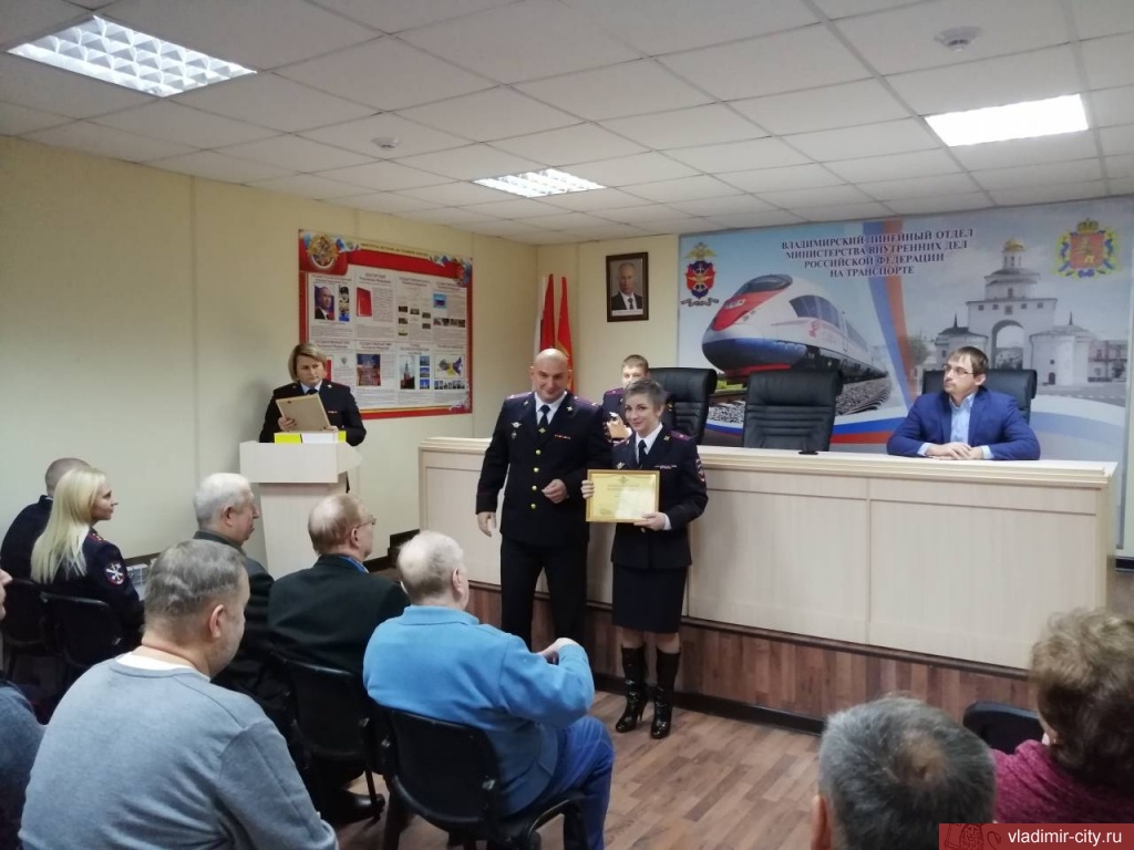 Член городской Общественной палаты поздравил сотрудников Владимирского линейного отдела МВД