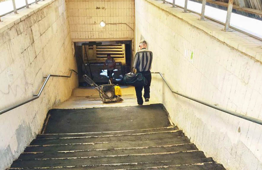 Во Владимире ремонтируют лестницы в подземных пешеходных переходах
