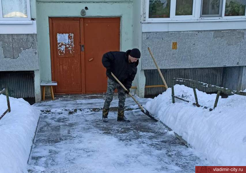 Управляющие организации Владимира продолжают очистку дворов от снега