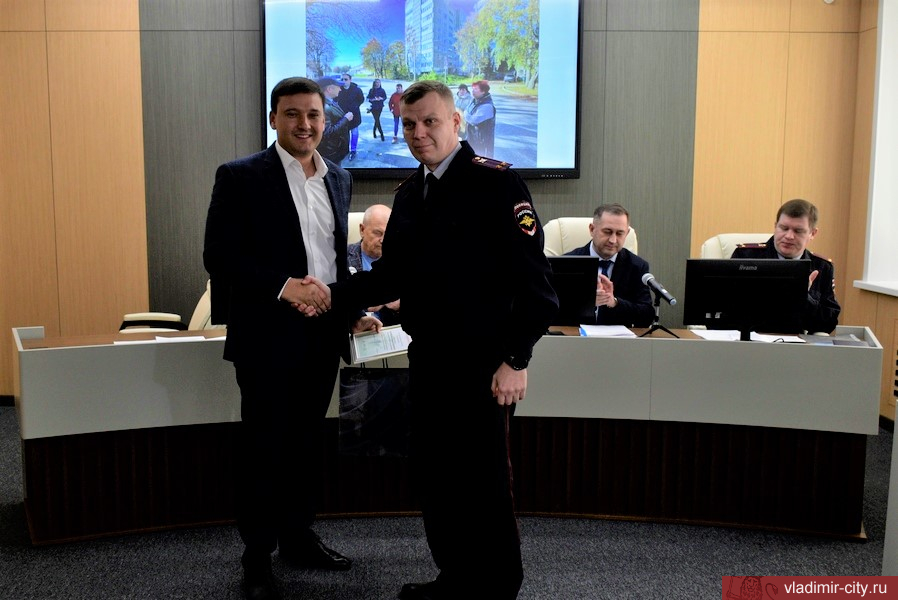 В мэрии Владимира наградили активных борцов с незаконной уличной торговлей