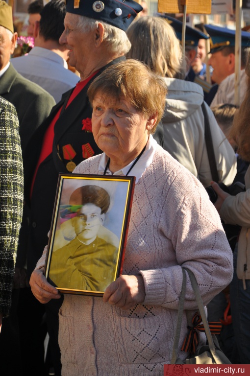 Роза Хамзаевна Киямова с портретом погибшего отца