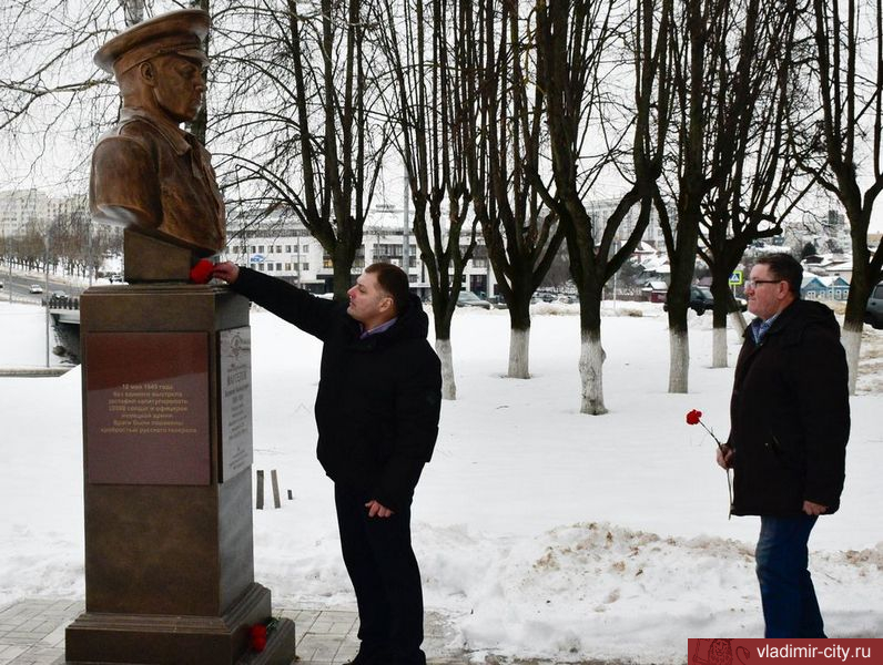 Владимирские десантники возложили цветы к бюсту генерала Маргелова